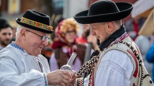 Dva muži v moravském a slovenském kroji, Strání