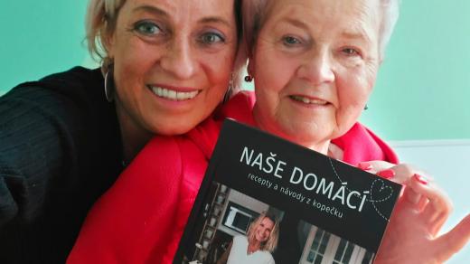 V pořadu Dámská jízda mluvily Monika Brýdová a Mirka Nezvalová o knize Naše domácí recepty a návody z kopečku
