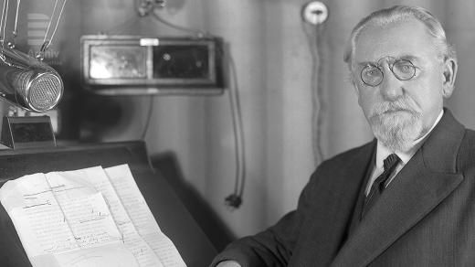 František Soukup u mikrofonu (15. 2. 1933).jpg