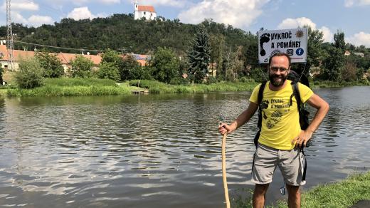 Učitel Vít Kunc při pouti napříč republikou vybírá peníze pro centrum Paraple