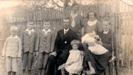 Rodinná fotografie z roku 1935, Marie Henzlová sedí na židličce před svými rodiči