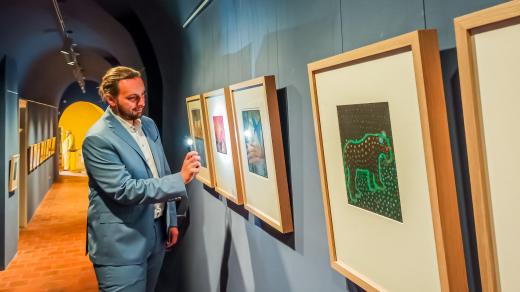 Sbírka ilustrací v českokrumlovských klášterech, na snímku kurátor Ivo Janoušek