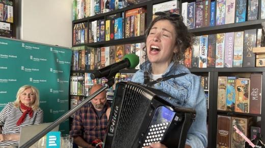 Kaczi hostem Lady Klokočníkové v rozhlasové kavárně