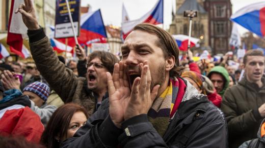 Odpůrci očkování na Staroměstském náměstí v Praze