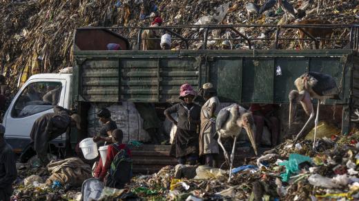 Afriku zaplavuje z Evropy dovezený textil mitumba. Každý třídí jiný typ materiálu