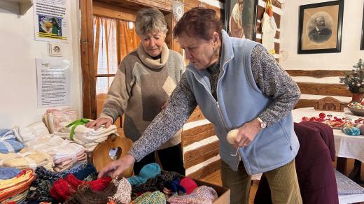 Seniorky z Náchodska, které si říkají Tetky, co nedělají pletky, háčkují a pletou nejrůznější věci