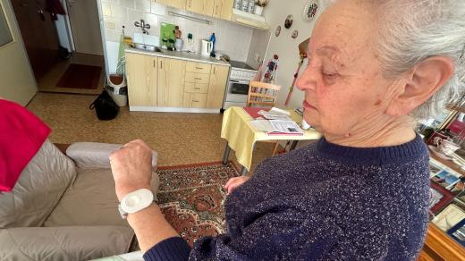 SOS tlačítka pro přivolání pomoci využívá v kraji stále víc seniorů