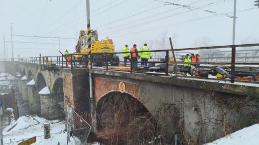 Poškozený železniční most přes řeku Svratku v centru Brna