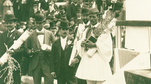 Spyridon Luis (vpravo) s dalšími olympijskými vítězi během medailového ceremoniálu, Olympijské hry 1896