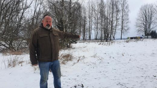 Karel Dvořák ukazuje místo v osadě Hory, kde má vzniknout parkoviště pro karavany