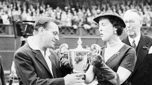 Tenista Jaroslav Drobný přebírá trofej pro vítěze Wimbledonu