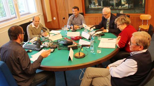 První debata před komunálními volbami v Českých Budějovicích. Účastnili se Tomáš Bouzek, Viktor Vojtko, Lubomír Pána, Eliška Richtrová a Petr Sák