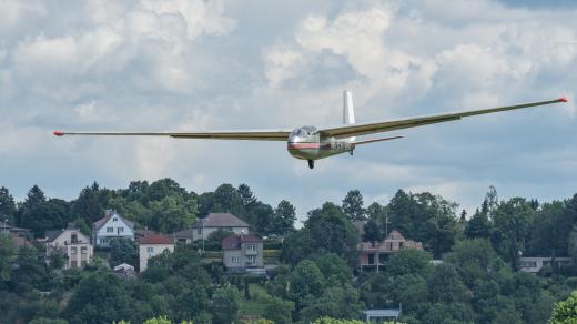 L-13 Blaník těsně před přistáním na letišti v Chrudimi