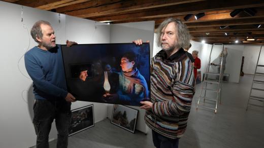 Jan Pohribný, Igor Malijevský instalují fotografii autora Mstyslav Chernov, výstava "Bojují i za nás / ROK POTÉ", Galerie 4