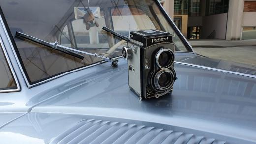 Expedice Z101 těstě před startem ze Zlína 22. dubna 2021, historický vůz Zikmunda a Hanzelky a legendární fotoaparát