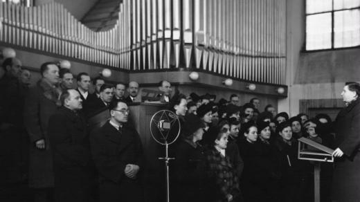 Ilustrační foto (přenos mše svaté z Chrámu sv. Cyrila a Metoděje v Brně Židenicích, 25. 2. 1940).jpg