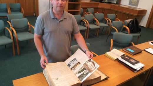 Jiří Cukr v českobudějovickém archivu, kam se po dopsání ukládají kroniky všech obcí v okrese