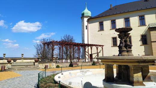 Nádvoří s kašnou