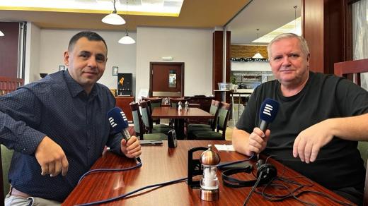 Ředitel hotelu Orea Resort Sklář Ing. Marian Novotný a moderátor Pavel Kudrna při přímém přenosu