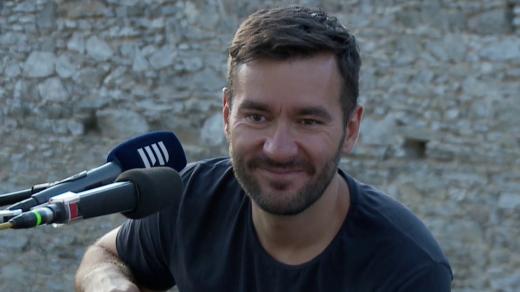 Marek Ztracený během živého koncertu z hradu Kašperk