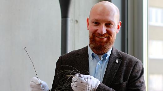 Adolf Vondrka, rybníkář a amatérský historik; 72 let ležela na půdě domu u sádek v Lázních Bohdaneč část antény, kterou používal radiotelegrafista Jiří Potůček z operace Silver A