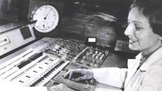 Eva Řeháková za mixážním pultem (60. léta 20. století)