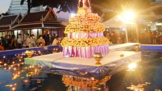 Loy Khrong slaví buddhisté i hinduisté napříč celou jižní i jihovýchodní Asií