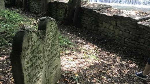 Hřbitov v Podbřezí