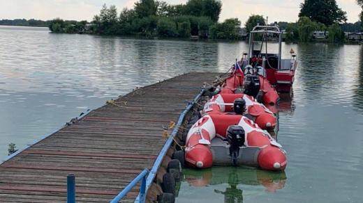 Vodní záchranná služba Náchod má pro svoji službu na přehradě Rozkoš k dispozici novou loď