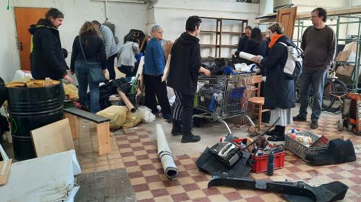 Vyklízení skladu Divadelního léta pod plzeňským nebem