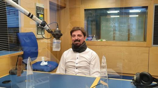 Jak se fotí fotograf? Matyáš Gál ve studiu Českého rozhlasu Liberec - foceno mobilním telefonem