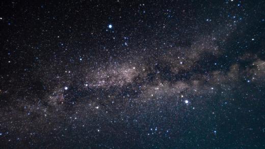 Letní trojúhelník tvoří tři jasné hvězdy – Vega, Altair, Deneb