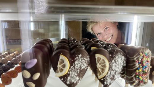 Nanukářka Monika Pavlisová kontroluje svá díla
