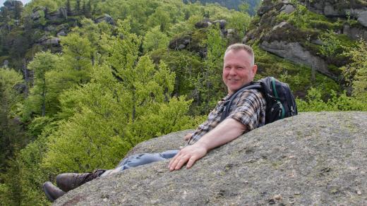 Marek Řeháček na cestě severní stranou Jizerských hor