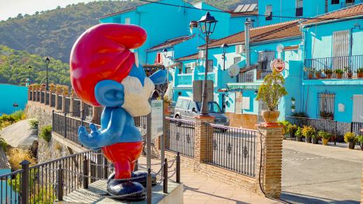 Šmoulí vesnice je opravdu celá modrá