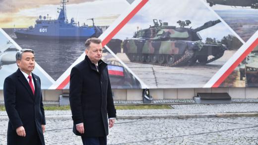 Vpravo polský ministr obrany Mariusz Blaszczak a jeho jihokorejský rezortní partner Lee Jong-Sup ve Varšavě