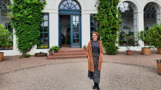 Kastelánka zámku v Raduni Markéta Kouřilová před oranžerií