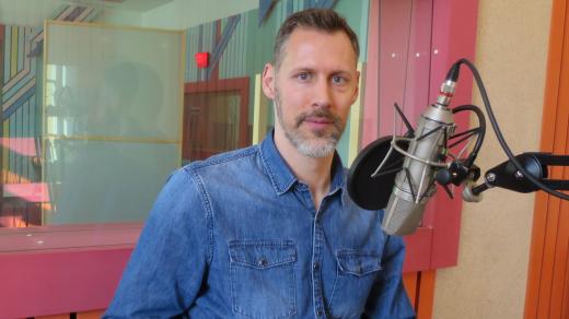 Peter Sedmák ve studiu Českého rozhlasu Hradec Králové