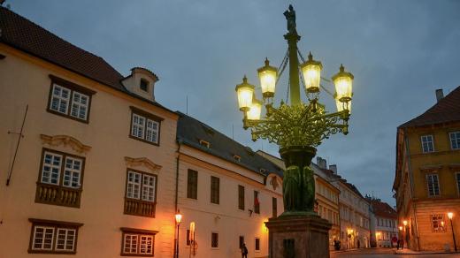 Osmiramenný kandelábr v Loretánské ulici