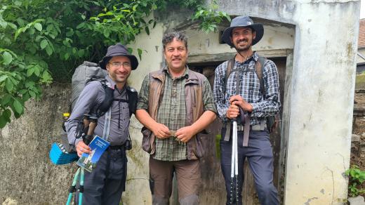 Paul Hofer a Jason Stahl před habánským sklepem společně s Janem Helešicem