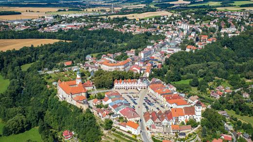 „Ať hledíme na Nové Město ze strany kterékoliv, odevšad je pohled na ně milý a velice pěkný...“ Těmito slovy popsal Nové Město nad Metují spisovatel Alois Jirásek