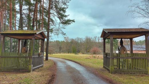 Valdštejnsko hlídají dvě kamenné sochy granátníků z prusko-rakouské války