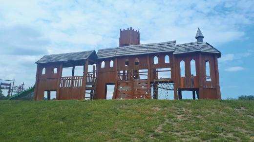 Děti mají na dětském hřišti k dispozici malé originální lanové centrum i prolézačky