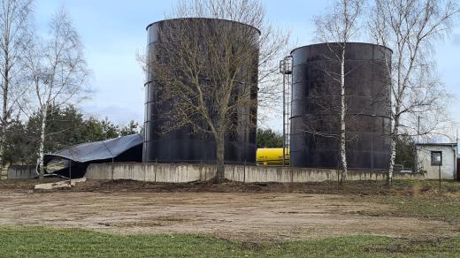 V areálu zemědělského podniku ve Zhoři na Jihlavsku se zřítila nádrž na kejdu