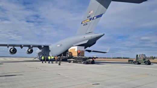 Letoun C-17 amerického letectva dopravil na vojenskou základnu v Náměšti nad Oslavou části trenažeru pro výcvik pilotů vrtulníků