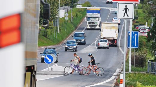 Přecházení silnice I/35 často pro obyvatele Vysokého Mýta není jednoduché