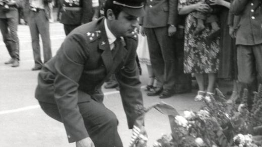 Josef Nitra při kladení věnců (Lvov, 1981)