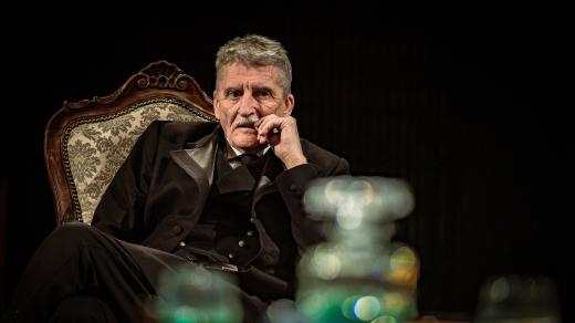Herec Martin Huba. Inscenace Oheň a popel podle předlohy Sándora Máraie v režii Romana Poláka v Divadle Bolka Polívky v Brně