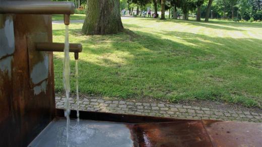 Navzdory mírnému zápachu mají obě perlivé minerálky příjemnou chuť