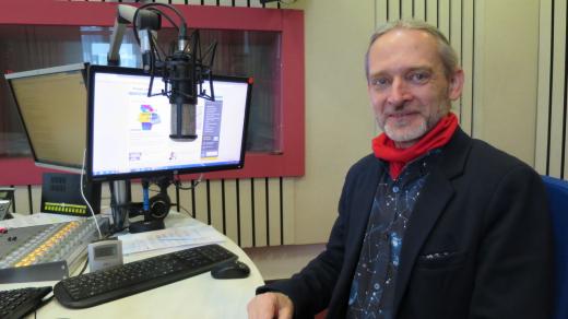 Jan Veselý ve studiu Českého rozhlasu Hradec Králové
